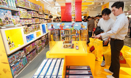 레고코리아가 서울 중구 롯데 영플라자 2층에 국내 5번째 공식 레고스토어를 오픈했다고 20일 전했다. 방문객들이 레고를 둘러보고 있다.